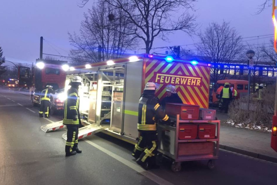 Die Feuerwehr beratschlagte darüber, wie das Auto aus dem Tunnel zu holen ist.
