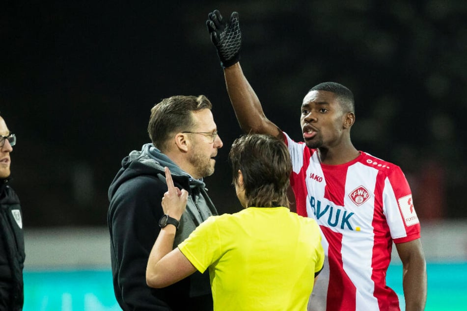 Leroy Kwadwo (r.) wurde am Freitagabend rassistisch beim Spiel von Preußen Münster gegen die Würzburger Kickers beleidigt.