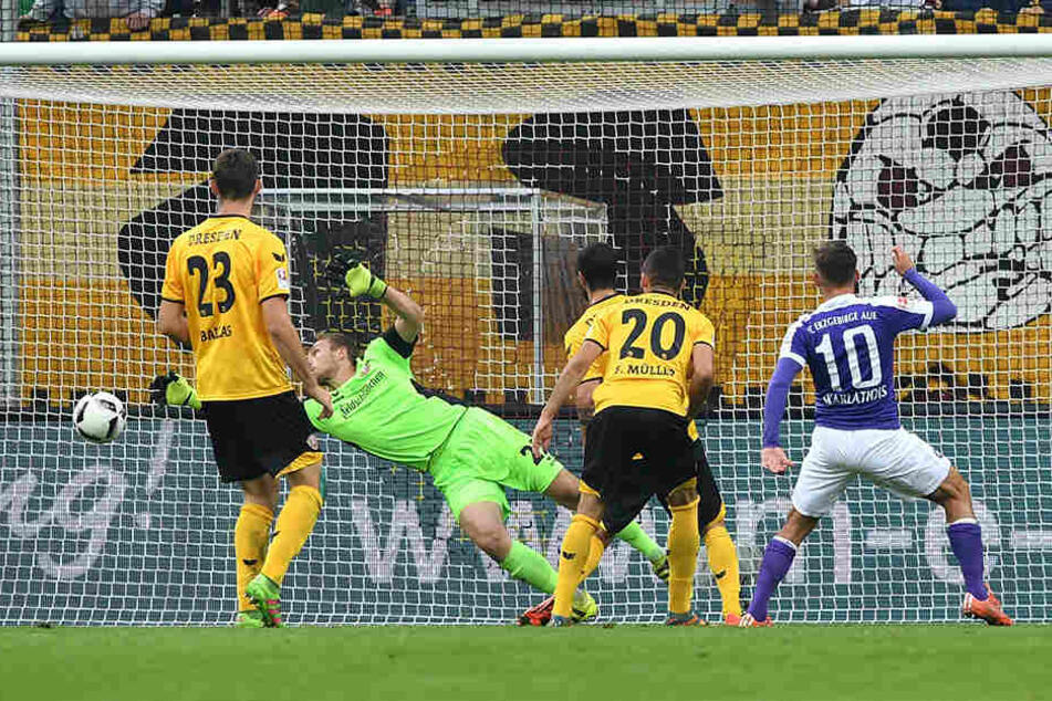 Noch eine Hinspiel-Szene: Dresdens Torhüter
Marvin Schwäbe streckt sich vergebens, Simon Skarlatidis trifft zum
zwischenzeitlichen 2:0 für Aue. Schwäbe ist die klare Nummer 1 bei den
Schwarz-Gelben.
