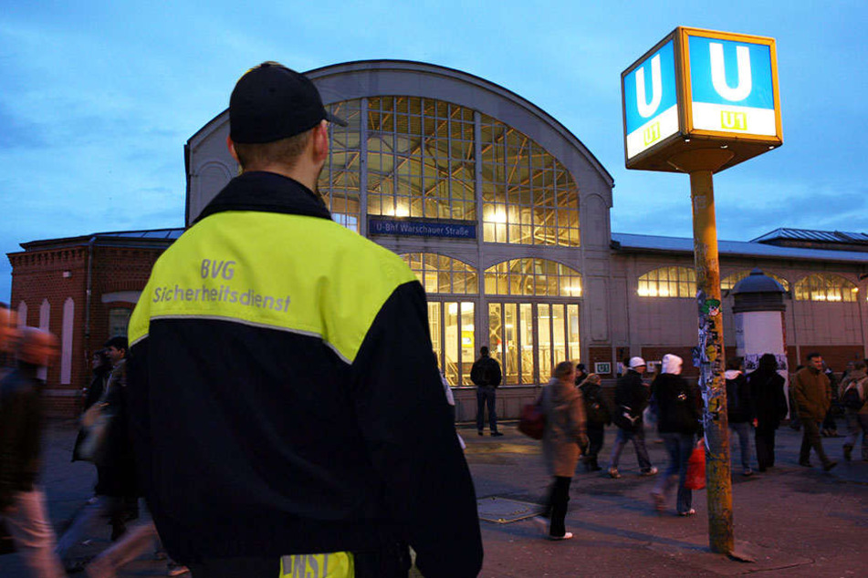 Ein Sicherheitsdienst-Mitarbeiter hatte gegen 22.30 Uhr die Polizei alarmiert. (Symbolbild)