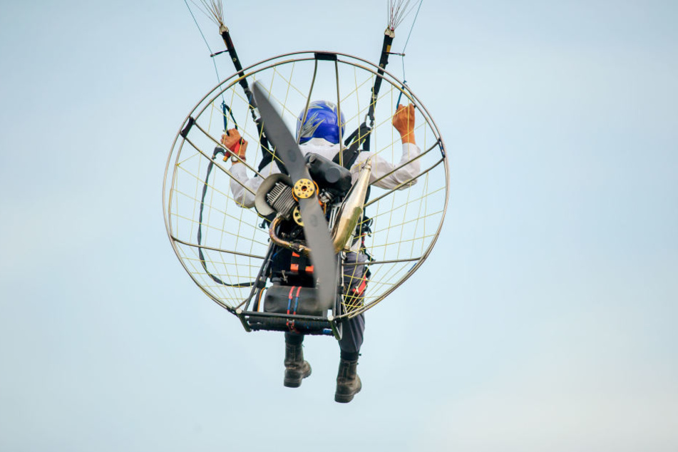 Aus bislang ungeklärter Ursache geriet er mit seiner Hand in einen Paramotor. (Symbolbild)