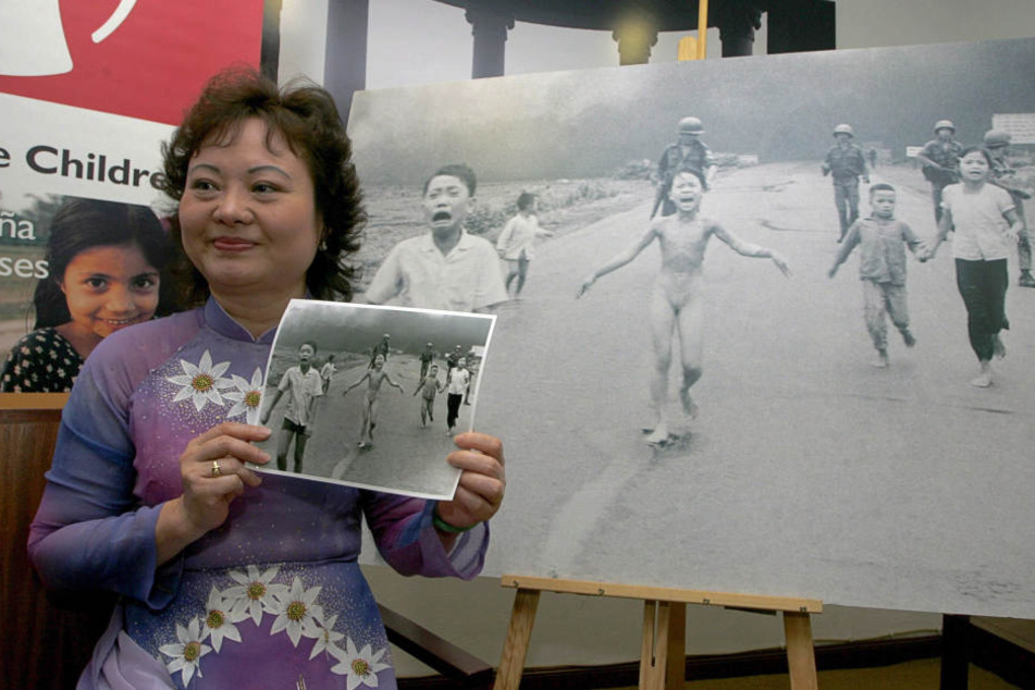 Kim Phuc Phan Thi (55) mit dem Foto, das sie weltberühmt machte. Nun wird sie in Dresden ausgezeichnet.
