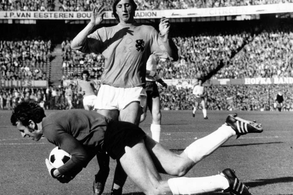 Jürgen Croy schnappt sich den Ball vor Hollands Superstar Johan Cruyff.