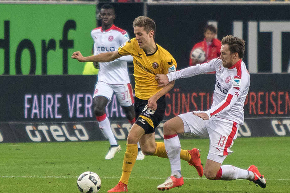 War nicht zu halten, auch nicht in dieser Szene von Adam Bodzek (r.):
Dynamo-Regisseur Niklas Hauptmann.