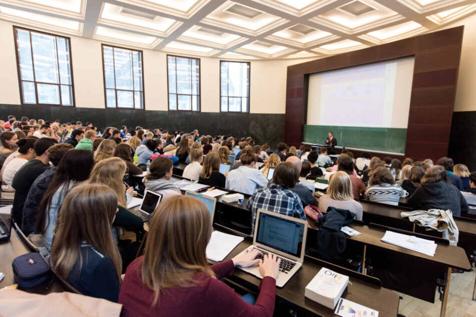 Studenten in der Universität Freiburg. (Symbolbild)