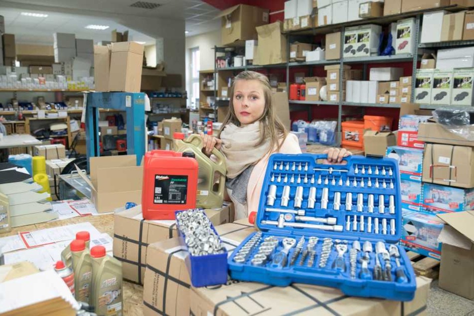 Online-Händlerin Laura Michael (21) erhält seit 30. Oktober für versendete
Waren kein Geld von „Amazon“,
verschickt Werkzeuge und Öl für ihre Kunden aber dennoch weiter.
