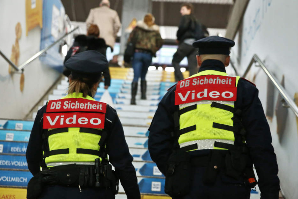 Sicherheitsleute der Deutschen Bahn gehen mit Bodycams durch den Hauptbahnhof.