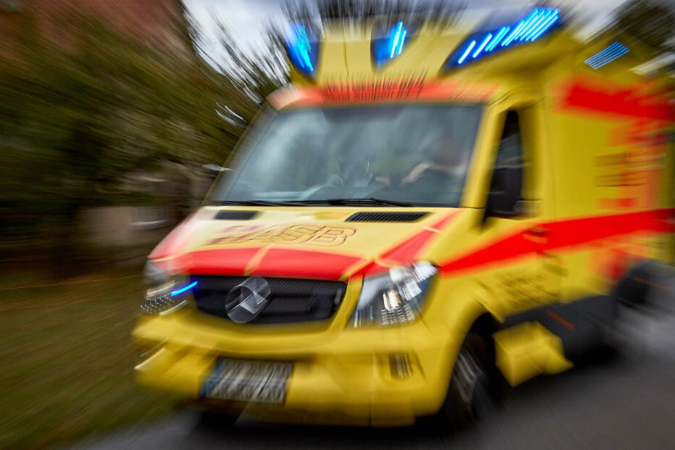 Der Fußgänger stürzte und wurde schwer verletzt.