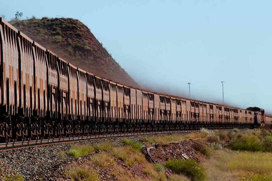 In Australien ist ein Güterzug des australisch-britischen Bergbaukonzerns BHP Billiton absichtlich zum Entgleisen gebracht worden. (Symbolbild)