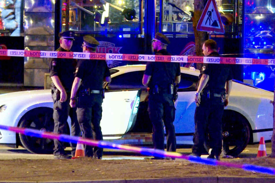 Polizisten sichern nach der Tat das Auto.