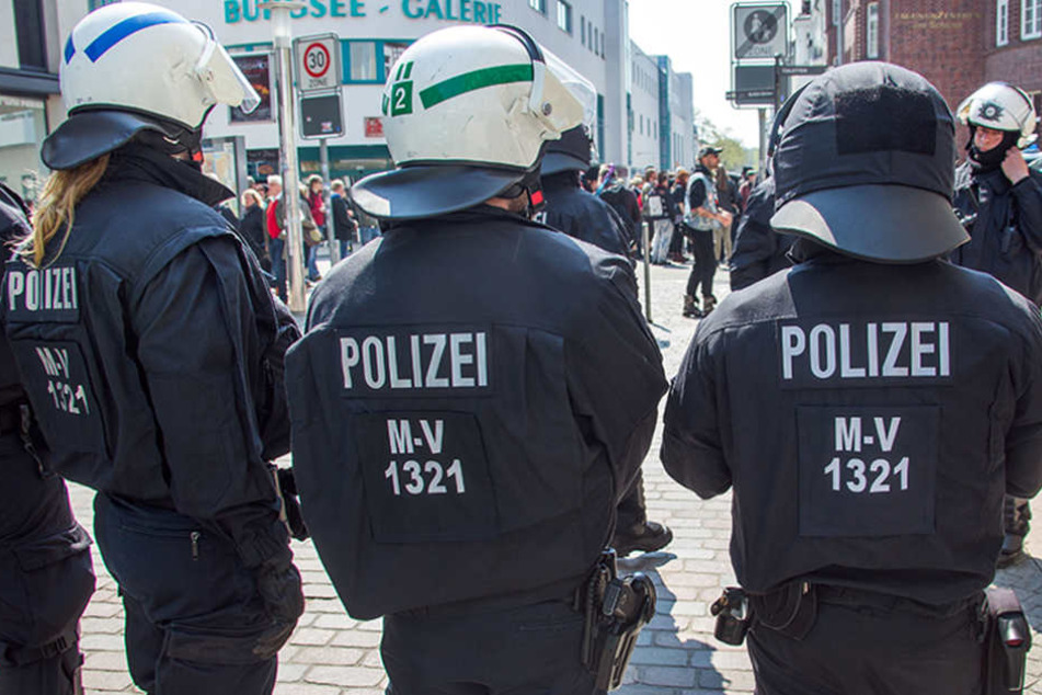 Polizisten bei einer Demonstration in der Innenstadt von Schwerin (Mecklenburg-Vorpommern).