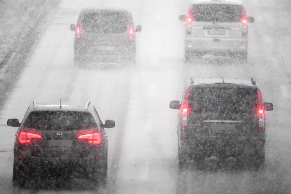 Dichtes Schneegestöber sorgte auf Berlins Straßen für Behinderungen und viele Unfälle.