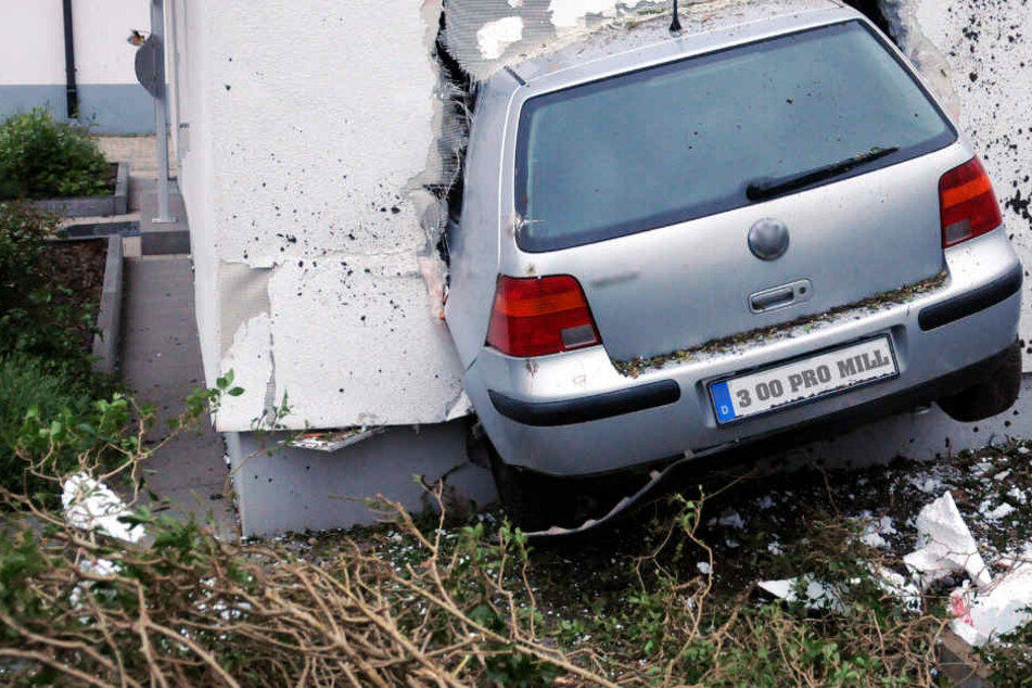 "Volle" Fahrt voraus... Eine 51-Jährige rauschte in eine Wand im bayrischen Rödental.