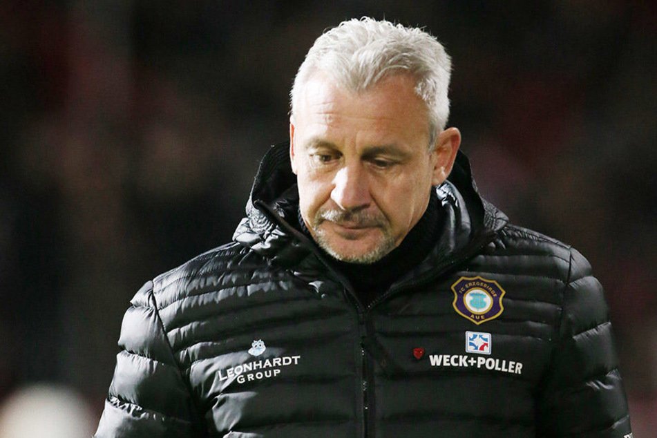Der Blick ging nach unten: Pavel Dotchev macht derzeit seine bislang schwierigste Phase als Trainer des FC Erzgebirge durch.