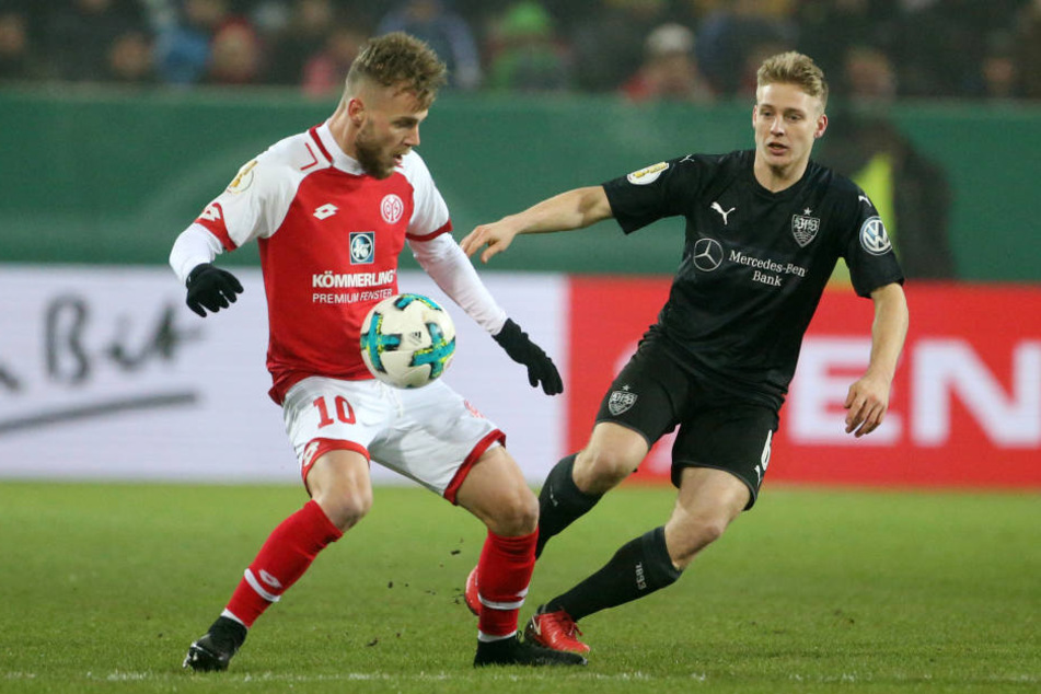 Der Mainzer Alexandru Maxim (l) und Stuttgarts Santiago Ascacibar kämpfen um den Ball.