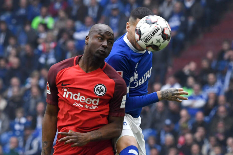 Jetro Willems (li.) im Duell um die Lufthoheit mit dem Ex-Frankfurter Omar Mascarell.