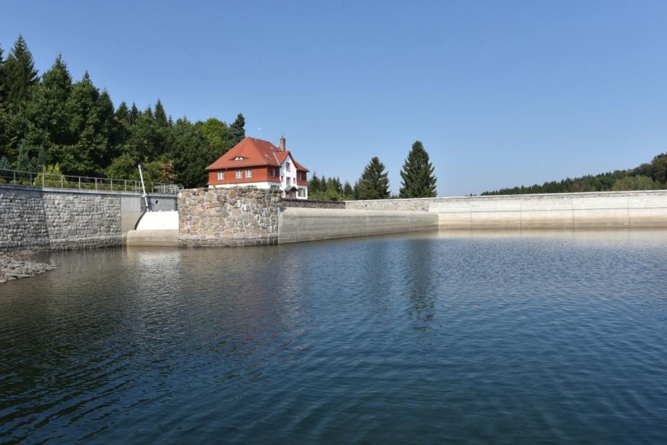 Die Talsperre Lehnmühle hat ihr Wasser an die Talsperre Klingenberg
abgegeben. Die Dresdner haben so genug Trinkwasser.
