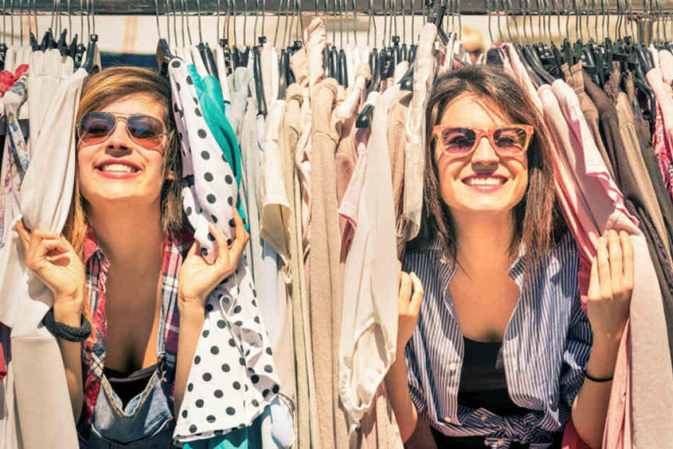 Frauen im Klamottenrausch: Beim Mädchen-Flohmarkt besteht Suchtgefahr.