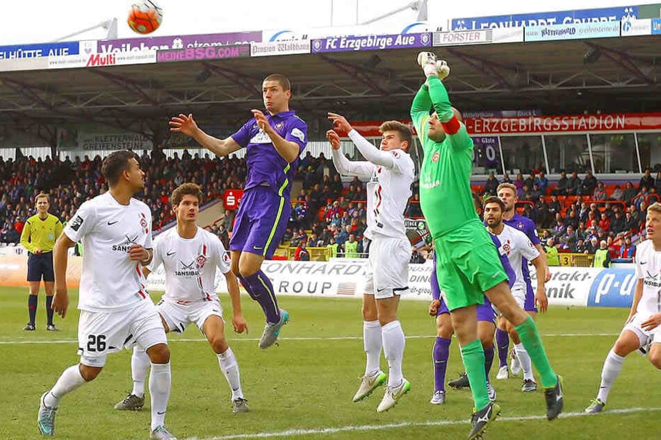 Beim ersten Heimspiel gegen Würzburg im Februar 2016 gab's ein tüchtiges Gegurke, echte Strafraumszenen wie diese waren Mangelware.