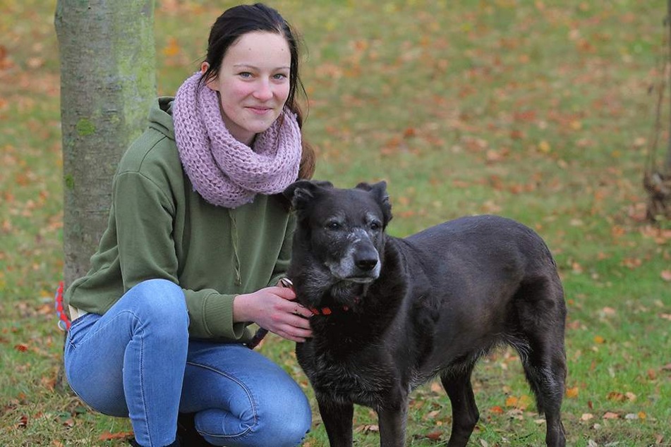 Nicole Vogt (18) arbeitet im Freiwilligen Ökologischen Jahr (FÖJ) im Tierheim, betreut auch Schäferhund-Mischling Gerda.