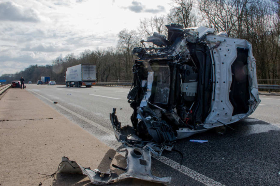 Mehrfach überschlug sich das Auto eines 18-Jährigen.