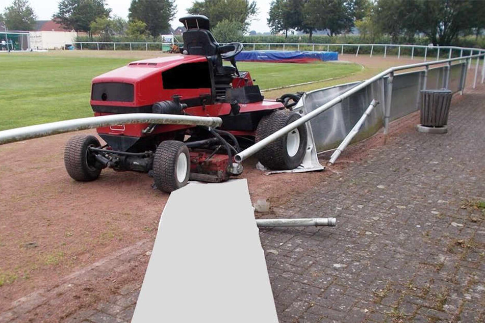Die Unbekannten rasten mit dem Mäher über das Sportgelände,