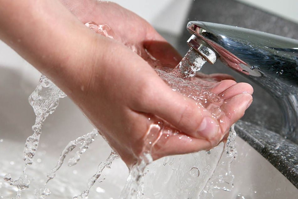 Laut den Leipziger Wasserwerken muss man sich in der Messestadt keine Sorgen über zu hohe Nitrat-Werte im Trinkwasser machen (Symbolbild).