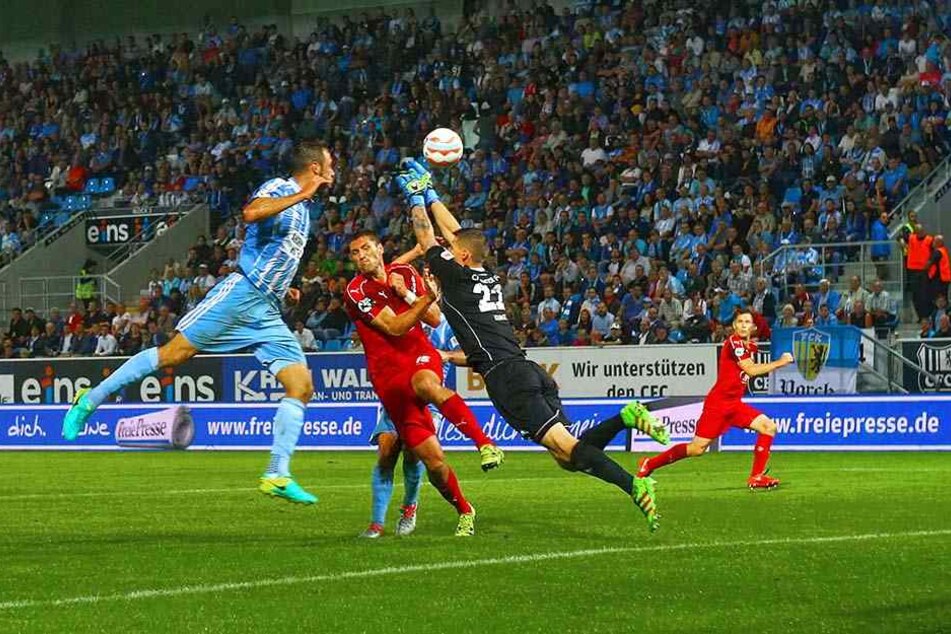 Szene aus dem Hinspiel: Ronny König (M.) kommt gegen Marc Endres (l.) und Kevin Kunz zu spät. .