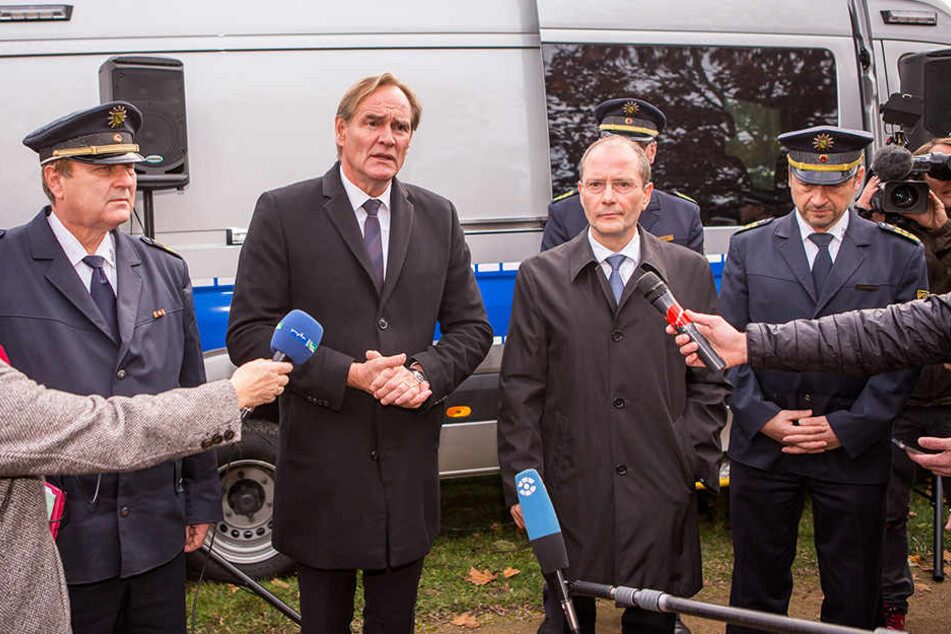 Worte, denen bisher keine Taten folgten: Am 2. November 2017 verkündeten OB Burkhard Jung (SPD, li.) und der damalige Innenminister Markus Ulbig (CDU) die Einrichtung einer Waffenverbotszone auf dem Leipziger Eisenbahnstraßen-Kiez.