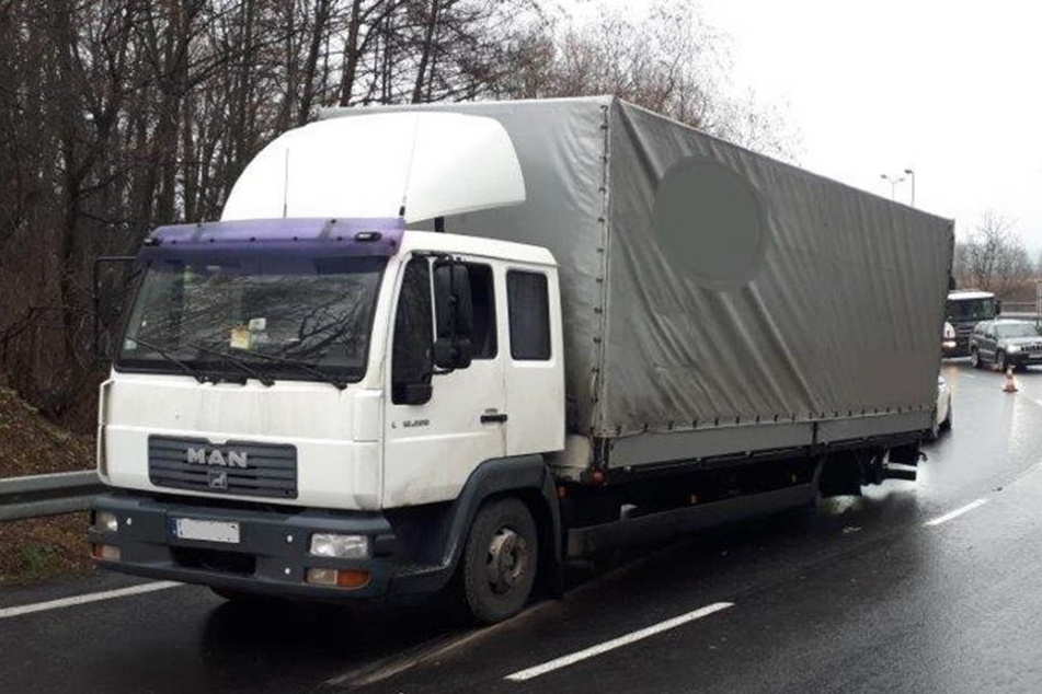 Schrauben locker, verrostete Bremsen, überladen: Der Fahrer dieses LKWs traute sich trotzdem auf die Autobahn.
