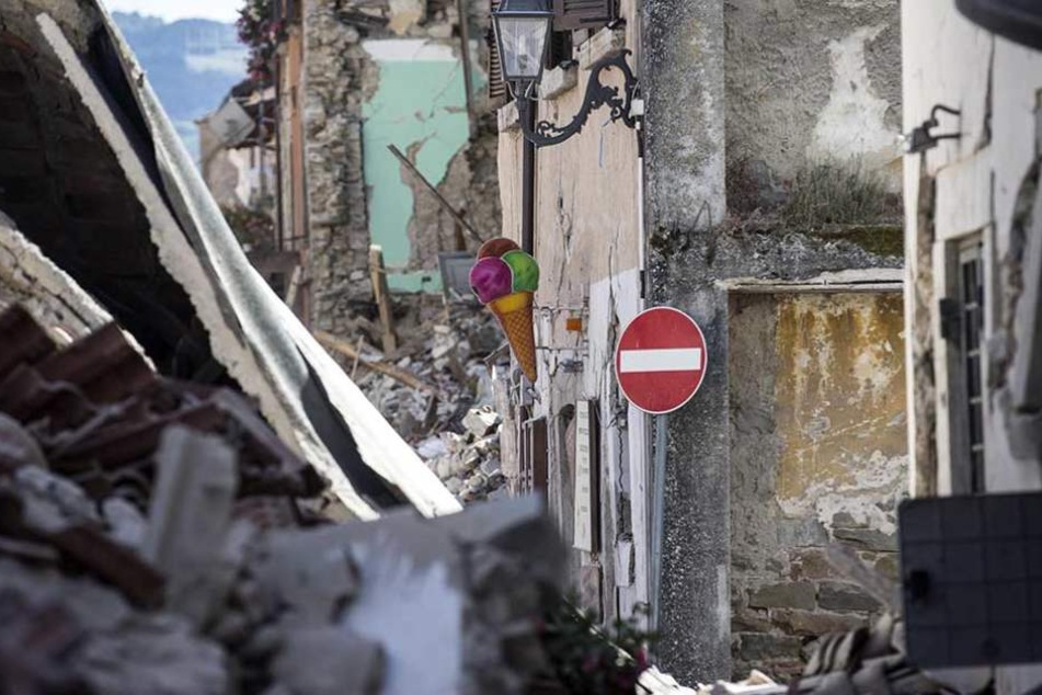 "Die Hälfte des Ortes gibt es nicht mehr", so der Bürgermeister von Amatrice im italienischen Fernsehen.