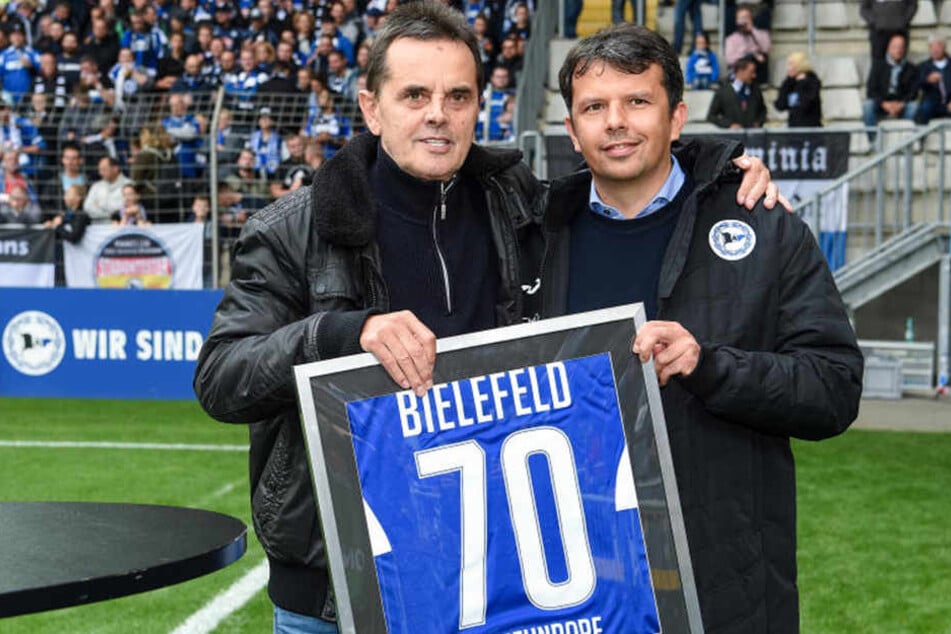 Am 8. Spieltag 8 gratulierte Samir Arabi Günter Neundorf zum 70. Geburtstag.