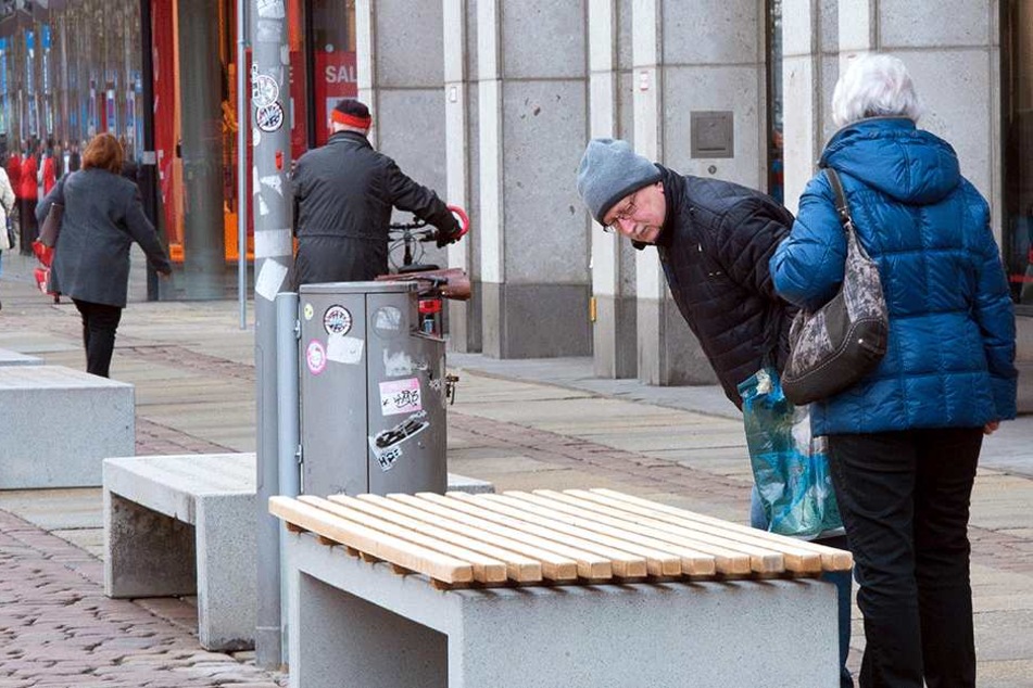 Frisches Holz auf altem Beton: Die Stadt stellt nach dem Winterschlaf wieder Bänke auf dem Markt auf.