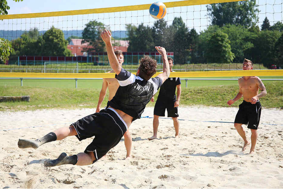 Tolle Flugeinlage am Netz! Aykut Öztürk versucht den Ball ins gegnerische Feld zu bugsieren. Julian Hodek, Fabian Eisele und Christian Mauersberger schauen zu.
