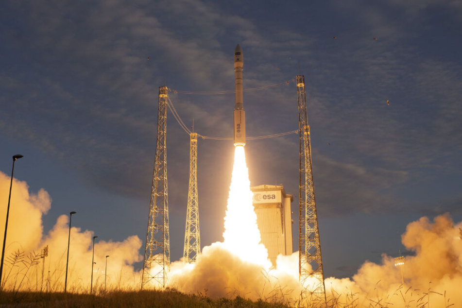 Eine Vega-Trägerrakete wird vom europäischen Weltraum-Bahnhof Kourou aus ins Weltall geschossen.