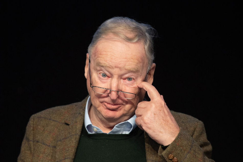 Alexander Gauland, Fraktionsvorsitzender der AfD im Bundestag und AfD Bundessprecher, fasst sich bei der Europawahlversammlung der Alternative für Deutschland in der Sachsen-Arena ans Auge.