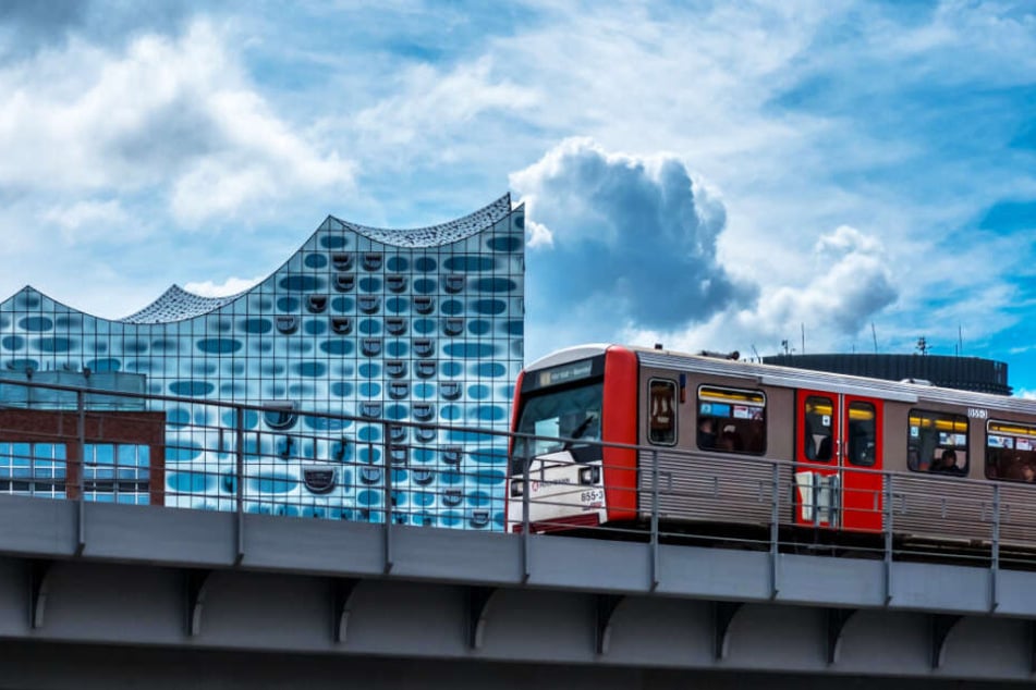 Ein Zug der U-Bahn-Linie U3 fährt an der Elbphilharmonie vorbei.