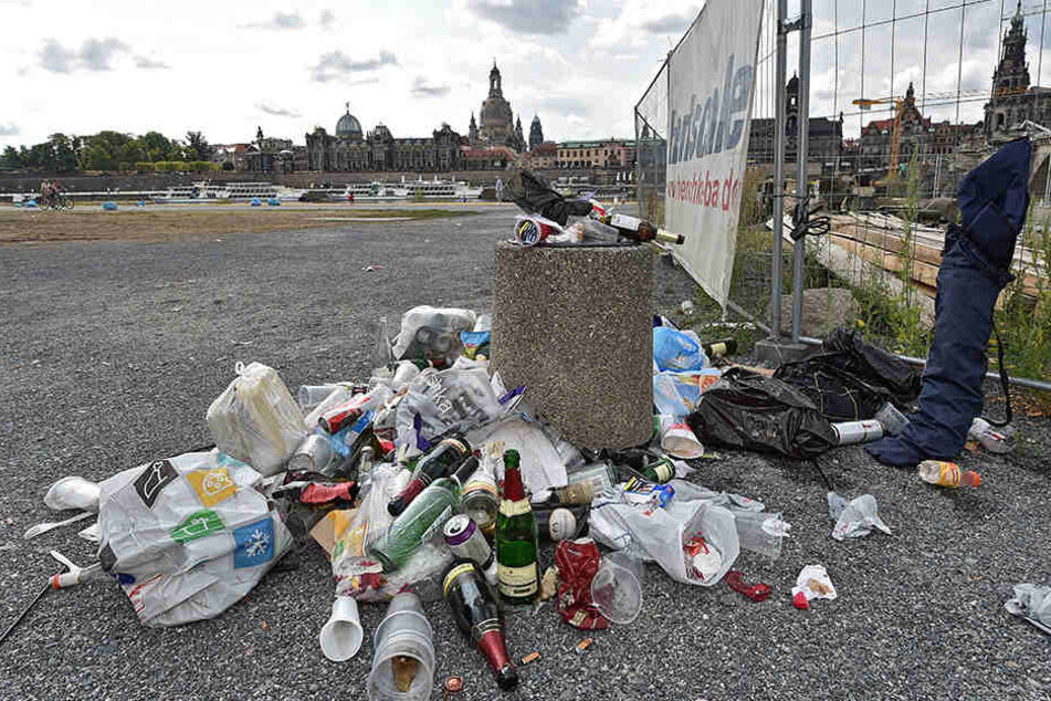 Achtlos landen leere Flaschen, Plastikbecher und Essenreste neben dem Mülleimer.