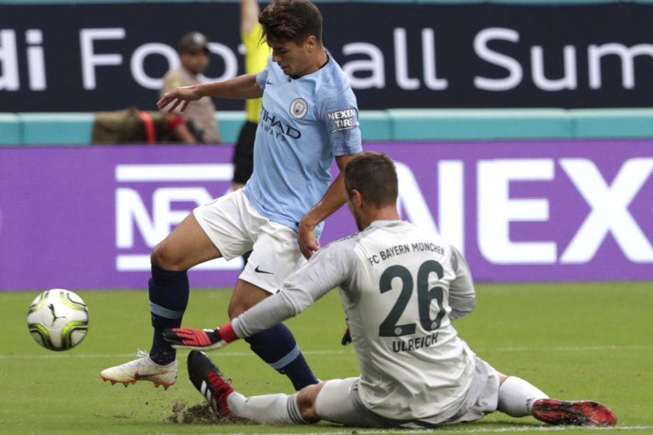 Torwart Sven Ulreich (r) vom FC Bayern München gegen Brahim Diaz von Manchester City in Aktion.