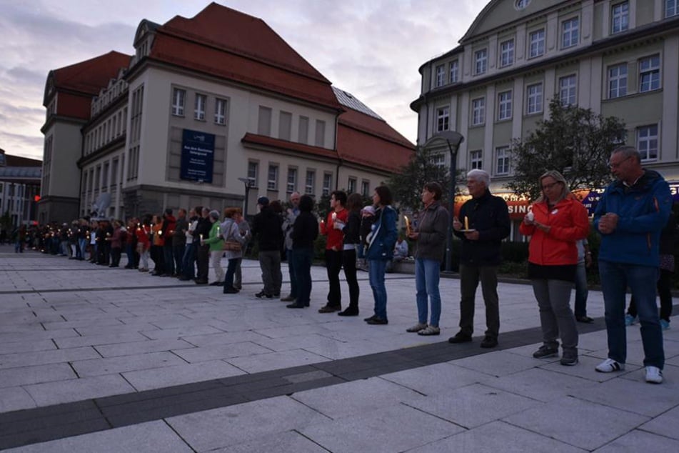 Hunderte Menschen versammelten sich in Bautzen zu einer Lichterkette.