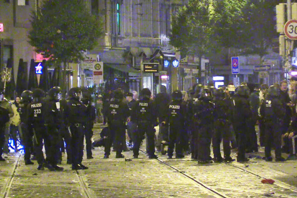 Ein massives Polizeiaufgebot ging in Bremen gegen Randalierer vor.