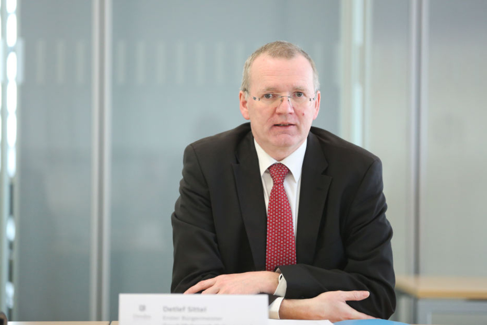 Ordnungsbürgermeister Detlef Sittel (50, CDU) gewährt den Stadträten einen weiteren Probelauf der neuen Anlage.