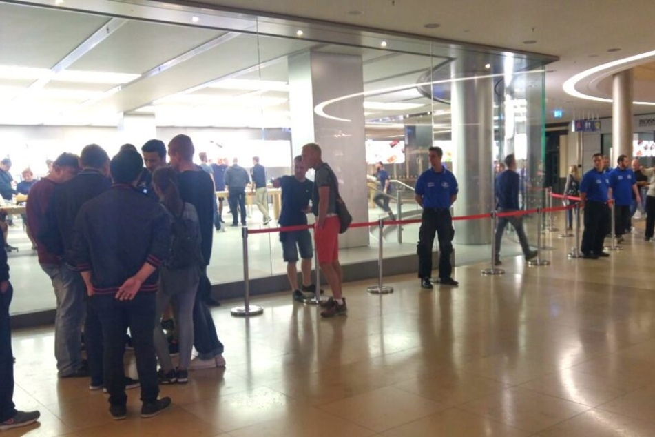 Vor dem Apple-Store lief alles ganz koordiniert.