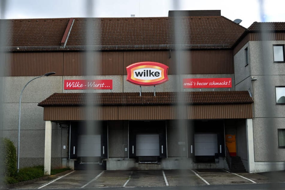 Heruntergelassen sind die Rolltore des Fleischherstellers Wilke Wurstwaren.