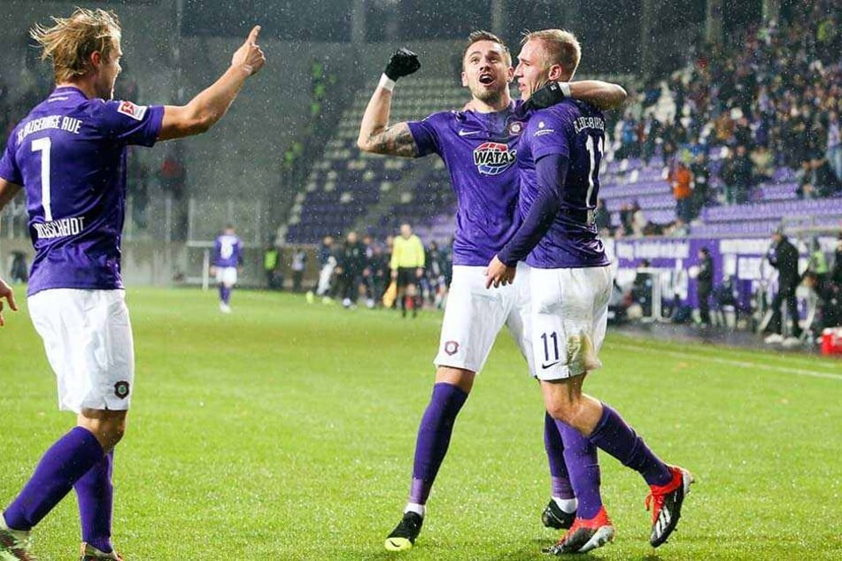Pascal Testroet (mi.) wusste, wo er sich für seinen fünften Saisontreffer zu bedanken hatte: Florian Krüger hatte ihm den Ball aufgelegt.