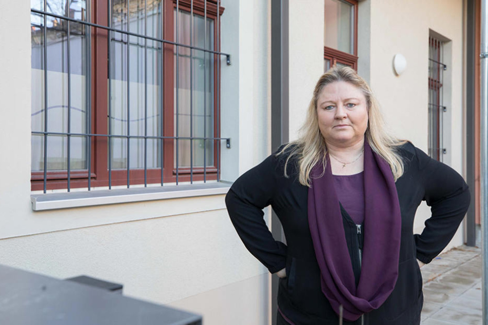 Antje Hermenau (52) vor ihren vergitterten Fenstern. Im Sommer war hier noch ein
Dieb eingestiegen.