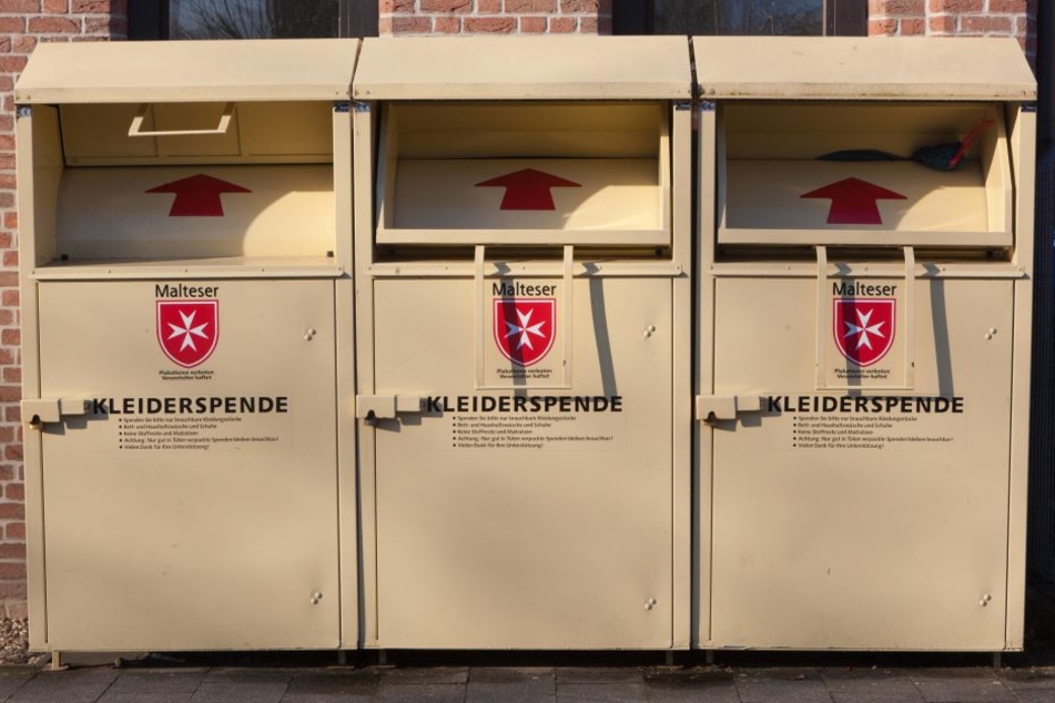 Ein wohnungsloser Rumäne hatte sich einen Schlafplatz in einem Altkleidercontainer gesucht.