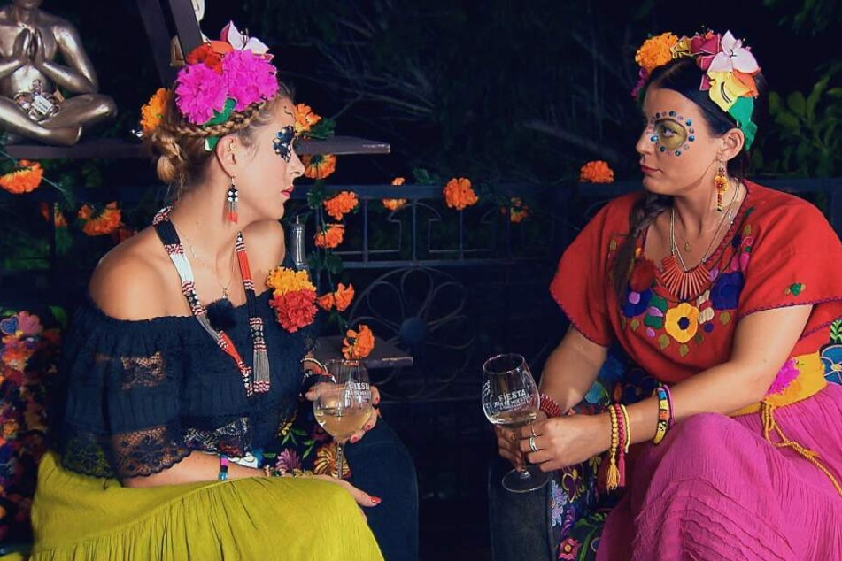 Nadine (l.) schüttet Stefanie ihr Herz aus.