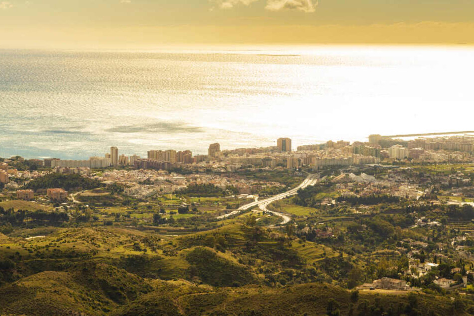 Was für ein Blick aus den Bergen, der Sierra de Mijas, hinunter auf das Zentrum der Stadt. Den Blick werden die Kicker genießen können, den Strand sicher nicht.