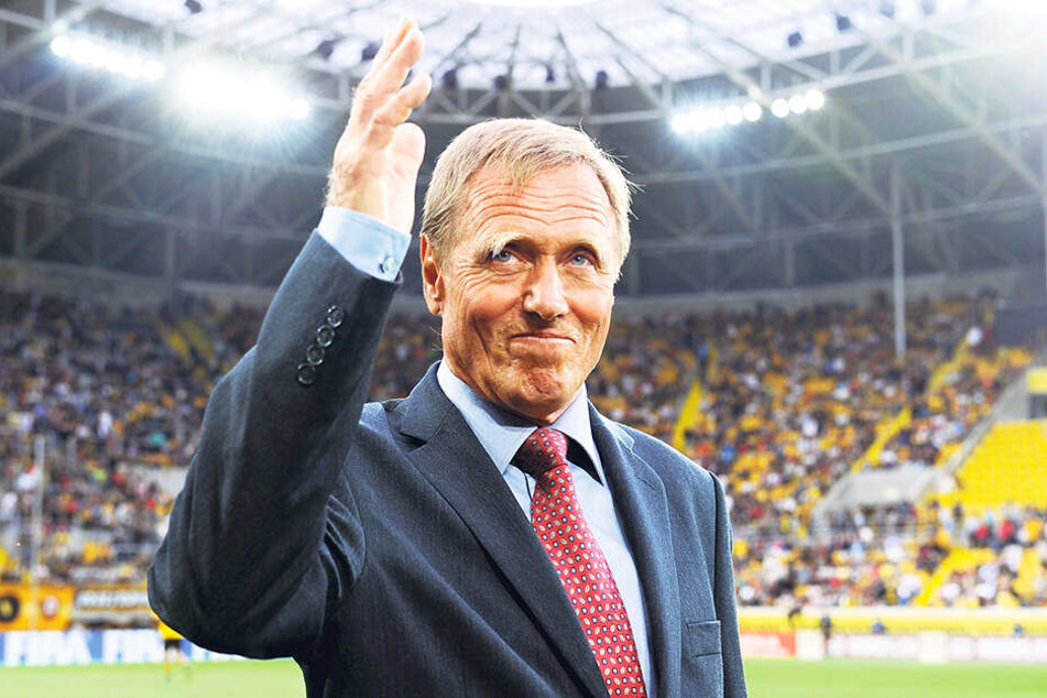 Ein echtes Unikum: Siegfried Held wurde 2010 bei seiner Rückkehr an die alte Wirkungsstätte (an der mittlerweile das neue Harbig-Stadion steht) von den Dynamo-Fans gefeiert.